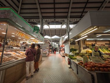 İspanya, Valencia 'daki Mercat Central' da, müşteriler pazar salonunun oradaki satıcılarla konuşurken, 7 Nisan 2025 'te tezgahlar açıldı. Valencia 'nın merkezi Mercado merkezi kapalı bir pazardır..