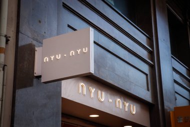 VALENCIA, İspanya - 7 Nisan 2025: Valencia, İspanya 'da Nyu Nyu mağazasının önü, girişin üzerinde cesur bir işaret var. Nyu Nyu bir Kore mücevher ve moda aksesuar zinciri..