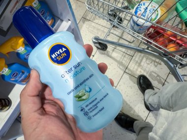BELGRAD, SERBIA - 3 Mayıs 2025: Nivea Sun After Sun şişesi Nivea logosu. Ürün güneş sonrası cilt bakımını, hidratasyon ve güneş yanıklarını vurguluyor. Nivea bir Alman cilt bakımı şirketi..