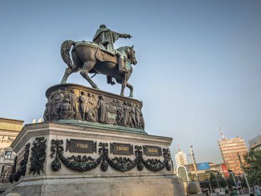 BELGRAD, SERBIA - 10 Ağustos 2025: Sırbistan 'ın başkenti Belgrad' da Prens Mihailo 'nun Binicilik Heykeli. Kod Konja adı verilen bronz heykel, merkezi bir buluşma noktası görevi görüyor..