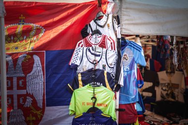 OBRENOVAC, SERBIA - 2 AĞUSTOS 2025: Obrenovac 'ta kulüp renkleri, Real Madrid, FC Bayern Münih, fan kültürü ve sokak perakendecisi üzerine çeşitli Avrupa futbol formaları satışa sunuldu.