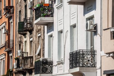 Belgrad Stari Grad 'daki yan yana binalar yenilenmiş ve bozulmakta olan cepheler gösteriyor. Taze boya, şehir merkezindeki karışık konut koşullarını gösteren kabuk soyma yüzeyleriyle çelişiyor..