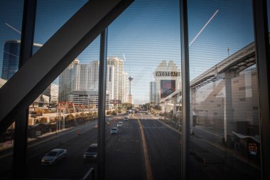 LAS VEGAS - 21 AĞUSTOS 2024: Cennet Yolu boyunca Westgate tabelası, Las Vegas Monorail rehberi ve hafif trafiği olan Strat kulesi ile toplantı merkezindeki yüksek bir koridordan görüntülenir.