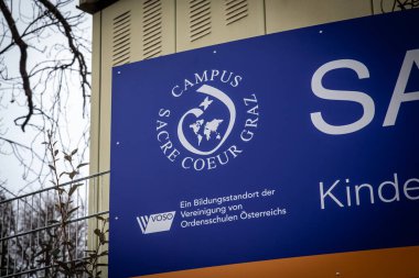 GRAZ, AUSTRIA - 22 Aralık 2024: Kampüs Sacre Coeur Graz amblemi ve Vereinigung von Ordensschulen Osterreichs, VOSO, Katolik eğitim kampüsü ve Avusturya derneği.