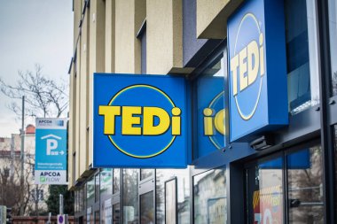 GRAZ, AUSTRIA - 22 Aralık 2024: Tedi için Graz, TEDI, veya Top Euro İndirimli mağaza tabelası, Avrupa 'da sergilenen Alman indirimli perakendeciler ve süpermarketler zinciri..