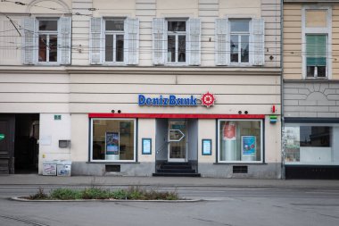 GRAZ, AUSTRIA - 23 Aralık 2024: Graz 'daki DenizBank şubesi. Denizbank, Avrupa 'da faaliyet gösteren bir Türk perakende ve yatırım bankası..