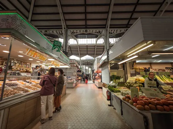 İspanya, Valencia 'daki Mercat Central' da, müşteriler pazar salonunun oradaki satıcılarla konuşurken, 7 Nisan 2025 'te tezgahlar açıldı. Valencia 'nın merkezi Mercado merkezi kapalı bir pazardır..