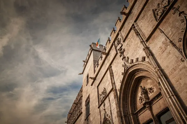 Valencia 'daki La Lonja de la Seda (Llotja de la seda), süslü taş oymalarıyla Gotik bir anıt olarak ayakta duruyor. Bu tarihi ipek değiş tokuşu Valencia, İspanya 'nın bir simgesidir..