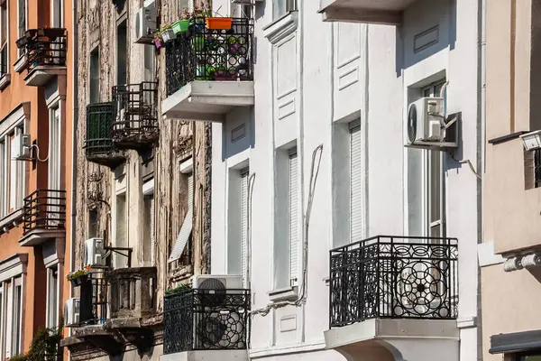 Belgrad Stari Grad 'daki yan yana binalar yenilenmiş ve bozulmakta olan cepheler gösteriyor. Taze boya, şehir merkezindeki karışık konut koşullarını gösteren kabuk soyma yüzeyleriyle çelişiyor..