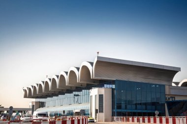 Güneşli bir öğleden sonra Otopeni Havaalanı 'nın ana giriş terminali. Henri Coanda Havalimanı, Romanya 'nın uluslararası havalimanı, Bükreş havalimanı..