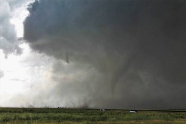 Yuma, Colorado yakınlarında ikiz hortumlar gözyaşı tarlaları.