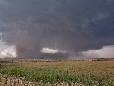 Colorado 'nun Yuma kasabası yakınlarındaki açık arazide büyük bir hortum çalkalanıyor..