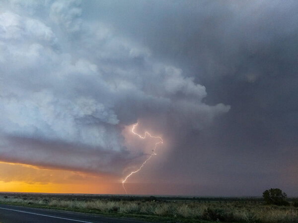Молния движется по склону шельфового облака после вспышки торнадо на северо-востоке Колорадо 20 мая 2020 года..
