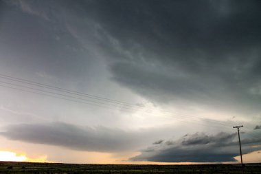Las Animas ve Kim, Colorado şehirleri arasında kasırga üreten bir kasırgada ikiz mezoklonlar..
