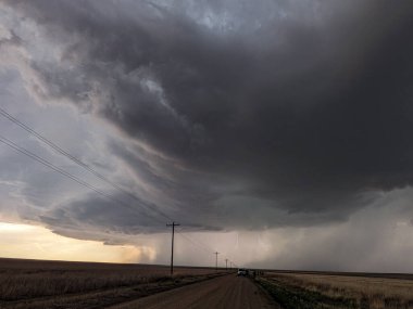 Toz örtülü yıldırımlı süper hücre fırtınası.