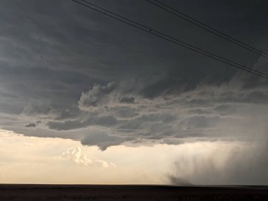 Güneydoğu Colorado 'da bir huni ve bir Gustnado.