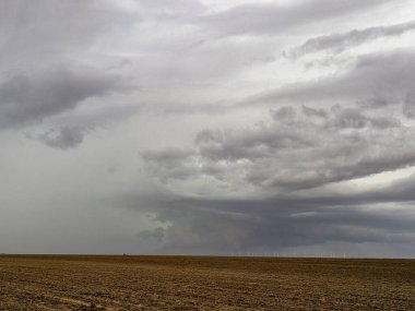Şiddetli sağanak yağış eşliğinde bir duvar bulutu oluşuyor. Güneydoğu Colorado 'da sağanak yağış bekleniyor..
