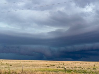 Büyük bir kasırgada raf bulutu Güneydoğu Colorado 'da fırtına uyarısı yaptı.