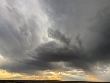 Akşam gökyüzünde dramatik fırtına bulutları.