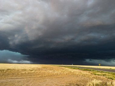 Kuzeydoğu Colorado 'da tozu yutan ve döndüren bir kasırga..