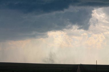 Lamar, Colorado yakınlarındaki bir süper hücre fırtınası kasırga çıkmadan hemen önce toz çekmeye başlıyor..