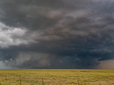 İkiz mezoklonları olan devasa bir süper hücre fırtınası. Üçlü hortumlar yaratırken, sol tarafta kase şeklinde bir huni bulutu var..