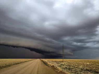 Supercell Thunderstorm Büyük Ovalar 'ın Geniş Arazisi' nde gürlüyor.