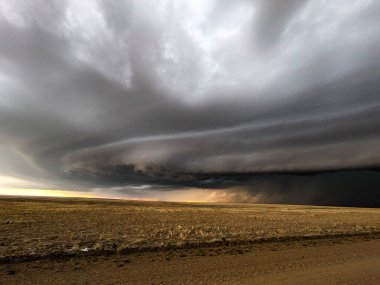 Yüksek ovalarda yuvarlanan devasa bir raf bulutu.