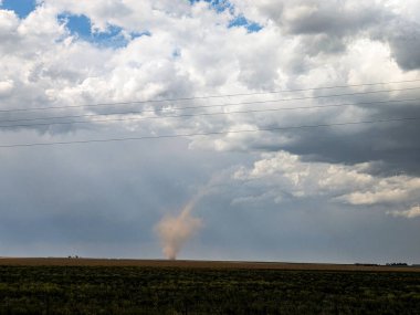 Landspout kasırgası yüksek düzlüklerde dönüyor..