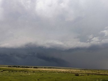 Büyük bir süper hücre fırtınası Büyük Ovalar boyunca kereste taşıyor..