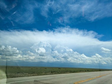 Yüksek düzlüklerde gelişmekte olan bir fırtına.