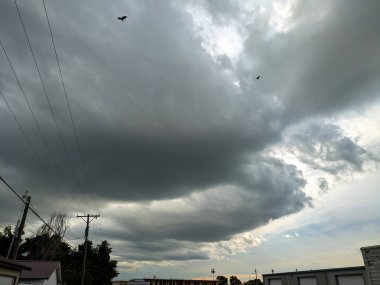 Uğursuz gökyüzü küçük bir kasabanın üzerinde süzülüyor.