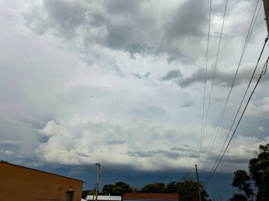 Kasabanın yakınından geçen süper hücre fırtınası.