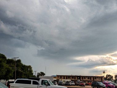 Kasabanın üzerinden yüksek bir mezoklon geçiyor..