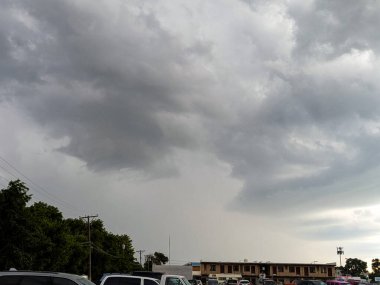 Kasırga bulutları şehri kasıp kavuruyor.