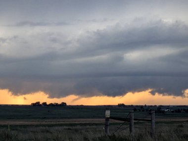 Kasırga, Amerikan yüksek düzlüklerinde huni bulutu üretiyor..