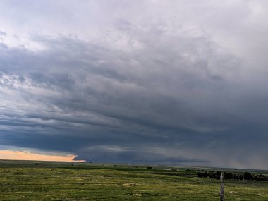 Raton Tepesi boyunca bir süper hücre fırtınasında duvar bulutu.