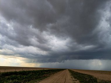 Bir süper hücre fırtınası kasırga ovalarında yuvarlanıyor..