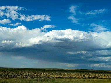 Bulutlar üzerinde kır.