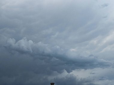 Fırtınadan önce kara bulutlar.