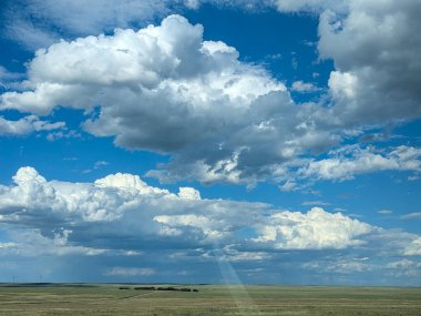 Kümülüs bulutları geniş araziler üzerinde.