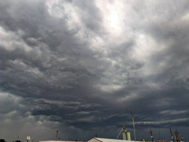 Şehrin üzerinde fırtına bulutları.