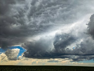 Eski bir fırtınanın altında yeni fırtınalar oluşuyor..