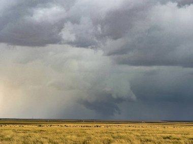 Kasırgaya karşı uyarılmış fırtına yere çakılıyor.