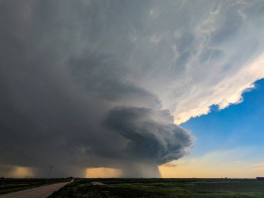 Yüksek düzlükler üzerinde görkemli süper hücre fırtınası.