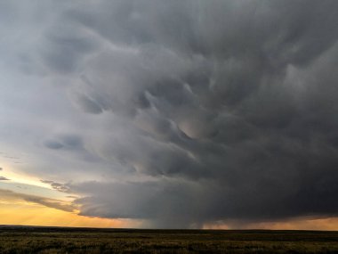 Büyük memeli bulutları olan yapılandırılmış süper hücre fırtınası.