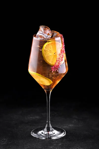 Whisky Cocktail Plask Med Citron Och Mörk Bakgrund — Stockfoto