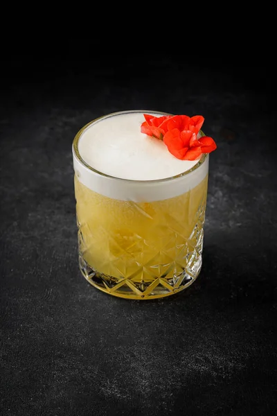 Mango Njuter Whisky Cocktail Ett Gammaldags Glas Mörk Betong — Stockfoto