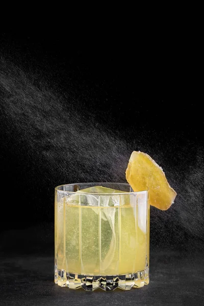 Penicilline Cocktail Een Ouderwets Glas Donker Beton — Stockfoto