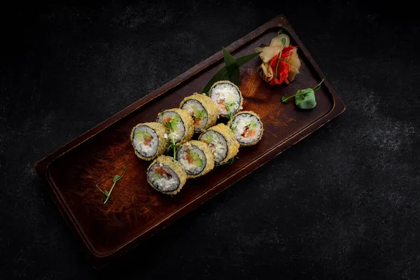 Sushi Roll Banzai Dřevěné Desce Tmavém Betonu — Stock fotografie